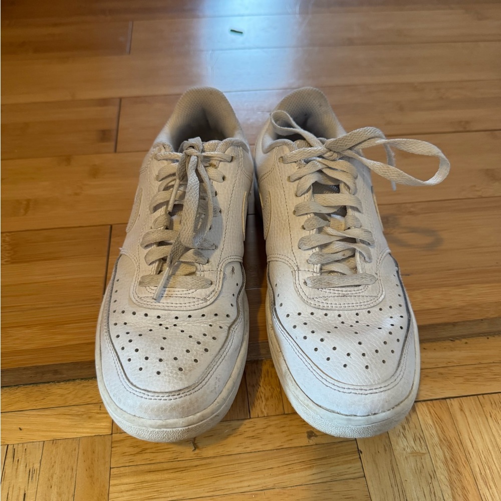 Classic Women’s Air Force 1 Sneakers Size 7. Slightly worn